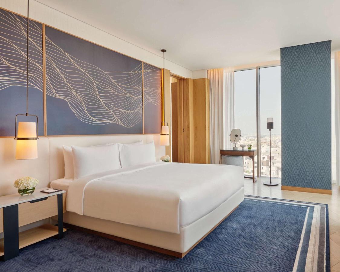 Grand Hyatt Kuwait Hotel Kuvait Kültér fotó A bedroom at the hotel