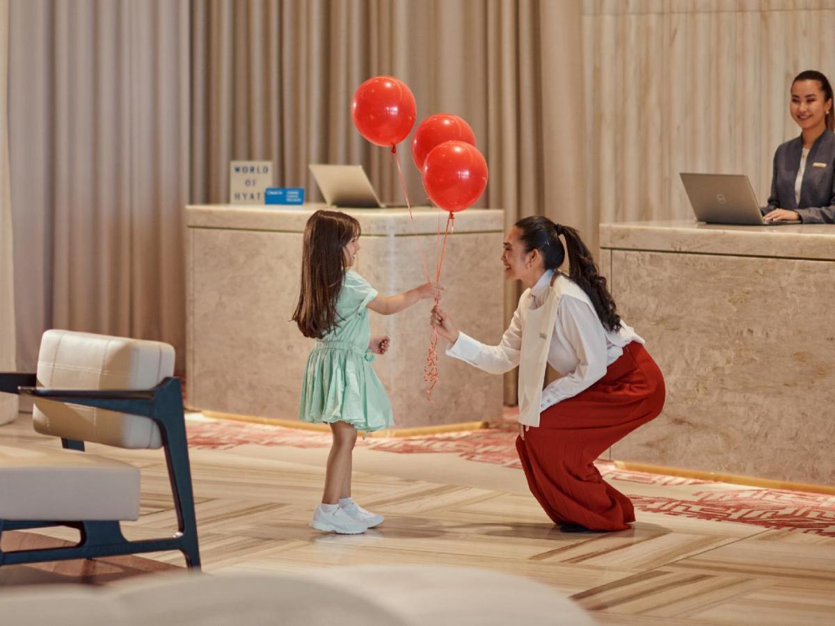 Grand Hyatt Kuwait Hotel Kuvait Kültér fotó A guest service agent at the front desk of a hotel