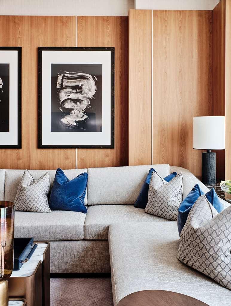 Grand Hyatt Kuwait Hotel Kuvait Szoba fotó A sofa with cushions